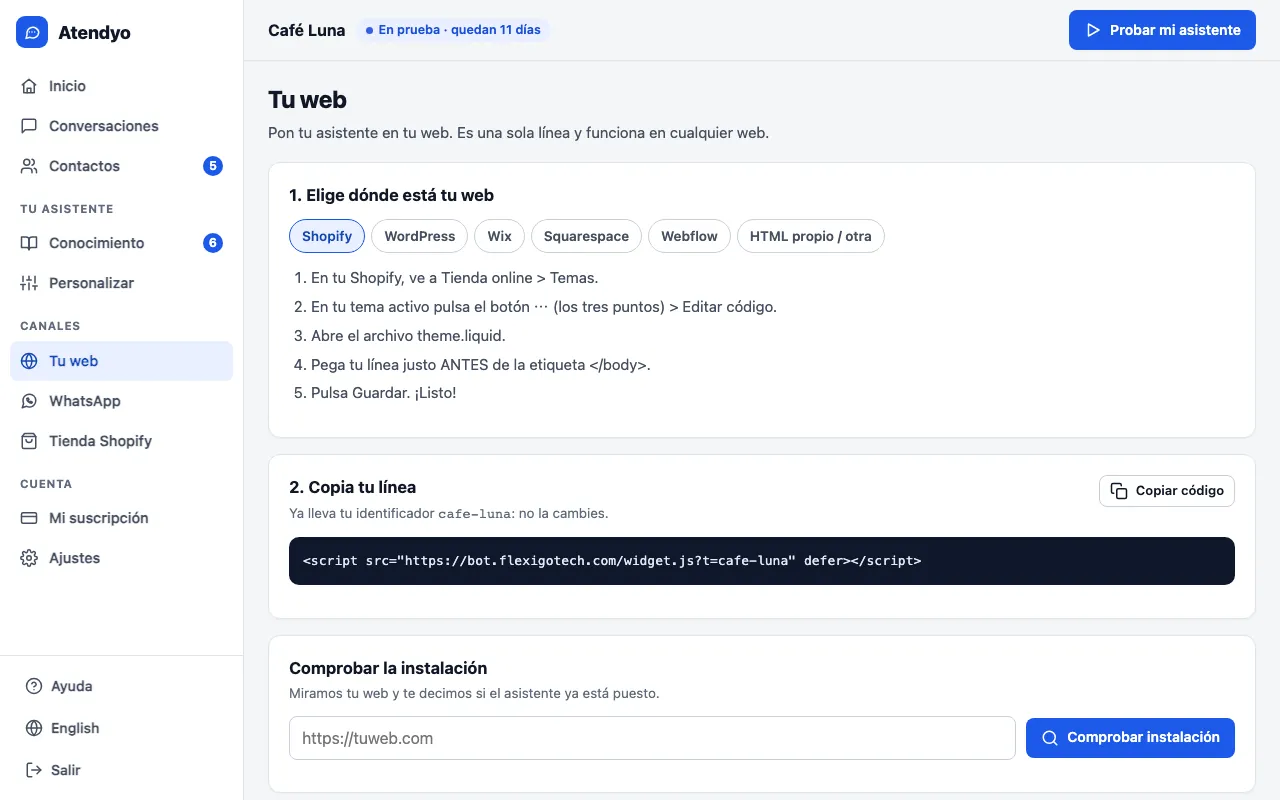 Pantalla de instalación: selector de plataforma (Shopify, WordPress, Wix, Squarespace, Webflow, HTML propio), los pasos, la línea de código para copiar y el botón Comprobar instalación.
